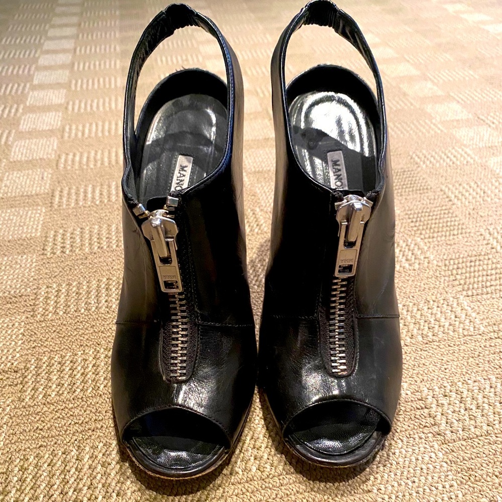 MANOLO BLAHNIK Vella Zip-Front Slingback Bootie
